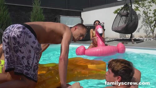 FamilyScrew – Mia Trejsi Mini Mitzix And Linda Caprice Part 1 (25 06 26)